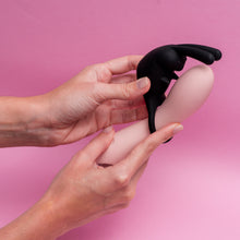Carregar imagem no visualizador da galeria, Coelhinho Vibrador Anel Peniano
